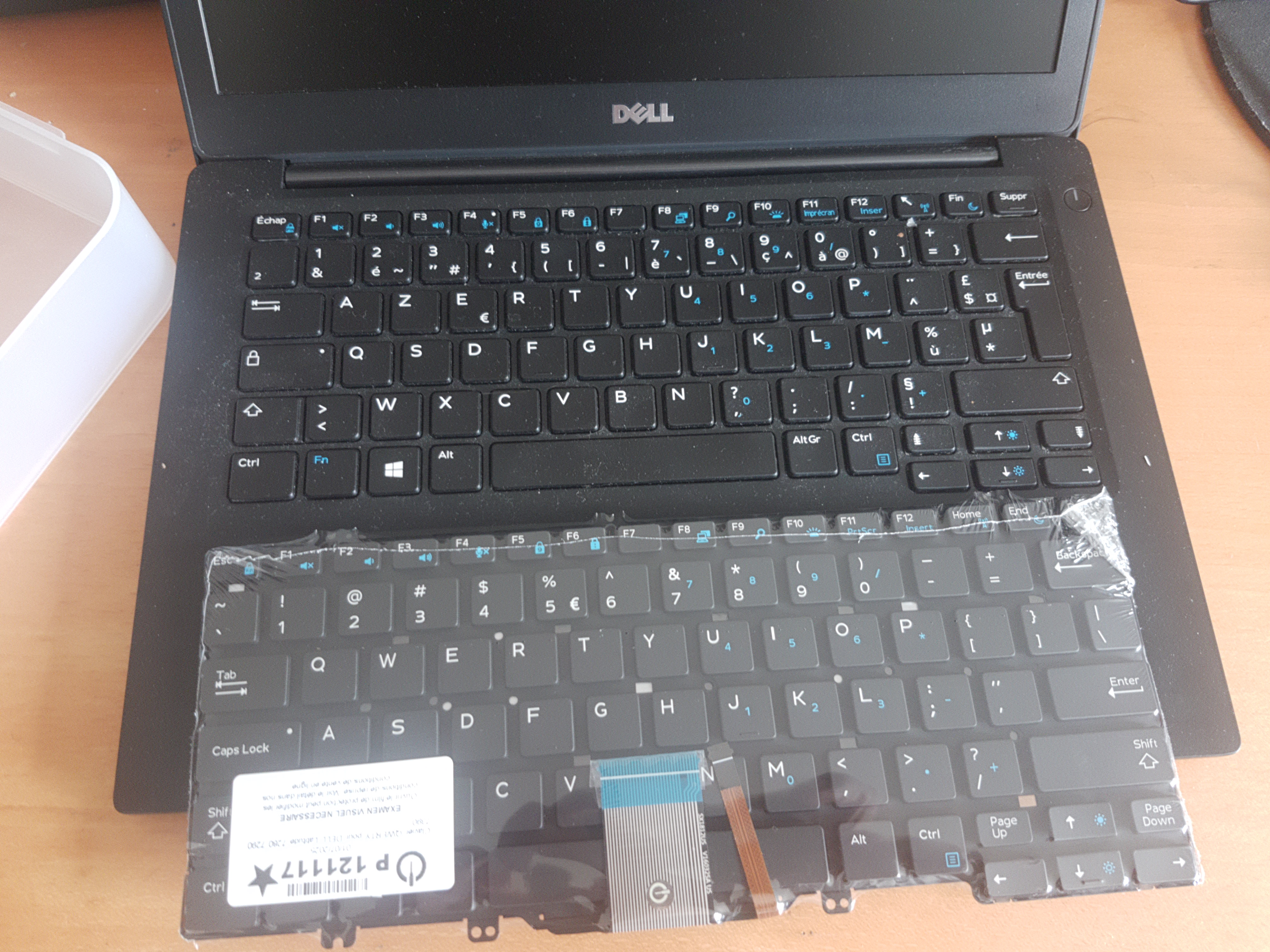 portable ouvert avec le clavier de remplacement posé dessus